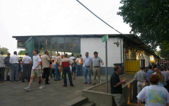 Tivoli - Haupttrib&uuml;ne Seiten- und R&uuml;ckansicht