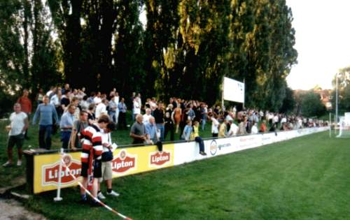 Adolf-J&auml;ger-Kampfbahn - Graswall hinterm Tor