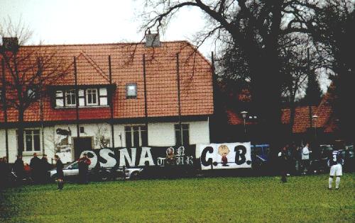 Sportplatz Wiederhall - Transparente h�ngen an einer Wiese