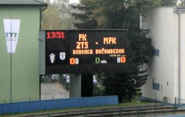 Mestsk&yacute; futbalov&yacute; tadi&oacute;n - Anzeigetafel