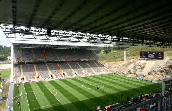 Est&aacute;dio Municipal de Braga - freistehende Trib&uuml;ne und Hintertorseite Felsen
