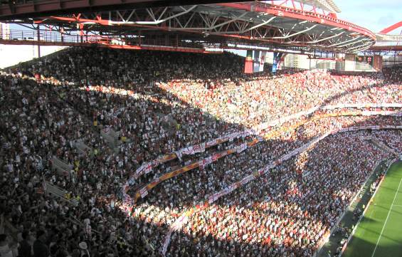 Est&aacute;dio da Luz Lisboa - Gegenseite voller England-Banner