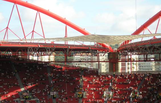 Est&aacute;dio da Luz Lisboa - sehenswerte Dachkonstruktion mit 'Eckflicken'