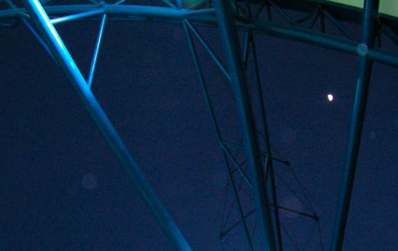 Est&aacute;dio Algarve Faro - Eine andere Art von Stimmung: Mondschein durchs Gest&auml;nge