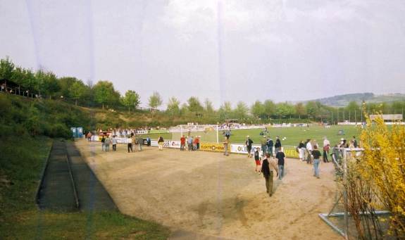 Rh&ouml;nkampfbahn - Etwas deplazierte Stufen hinter dem Tor