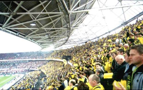 Stadion Feijenoord (De Kuip) BVB-Fans vorm Spiel (Marathontrib&uuml;ne)