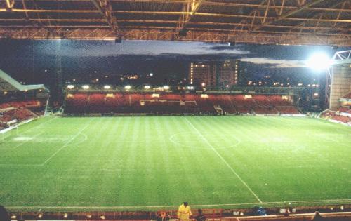 Nottingham City Ground - Blick �ber den Main Stand auf die Lichter der Stadt