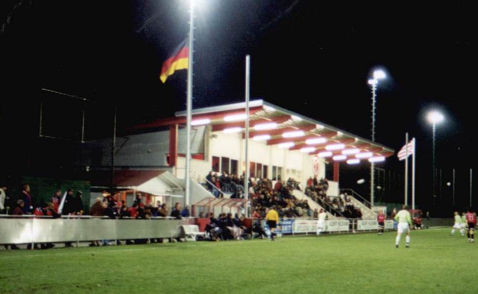 Sportplatz Vinnenweg - Trib&uuml;ne gef&uuml;llt