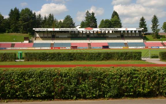 Dreifl&uuml;ssestadion - Blick auf die Trib&uuml;ne von der Gegenseite