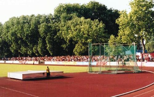 Stadion R�sselsheim - Gegengerade OFC-Fans