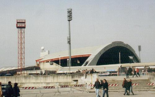Stadio Friuli - Trib&uuml;ne vom Parkplatz aus gesehen