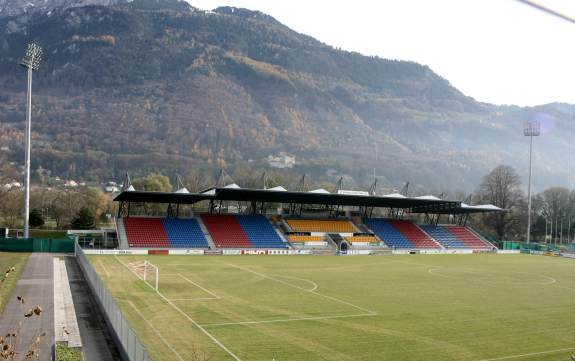Rheinpark Stadion - Haupttrib&uuml;ne und Hintertorbereich