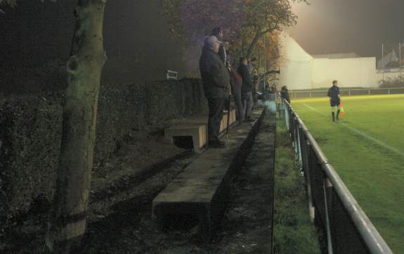 Sportplatz an der Waldstra&szlig;e (an der Siedlung) - Gegenseite mit Stufen