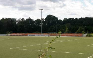 Erbacher Berg - Sitzpl&auml;tze Kunstrasenplatz 1