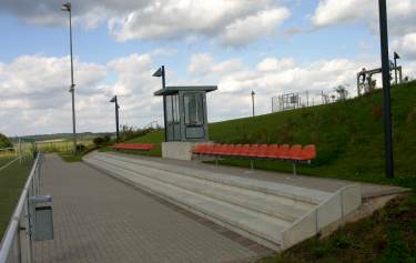 Erbacher Berg - Sitzpl&auml;tze Kunstrasenplatz 2